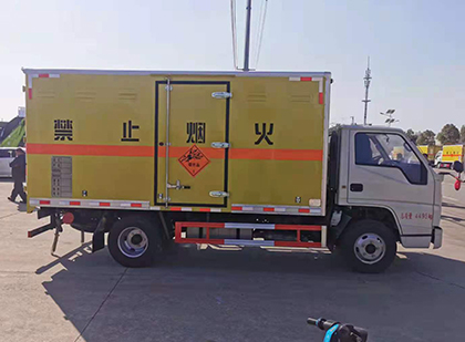 修文爆破器材运输车工人安全操作规范与智能技术保障
